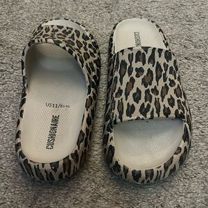 Leopard print platform slides - size 11